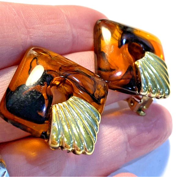 Vintage clip on earrings Lucite caramel black swirl and goldtone mod squares - Picture 4 of 7